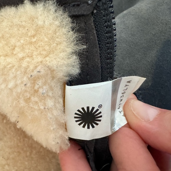 UGG Kids Bayson II Snow Boot with 3M Thinsulate Lining Boys US Size 6 - Picture 6 of 16